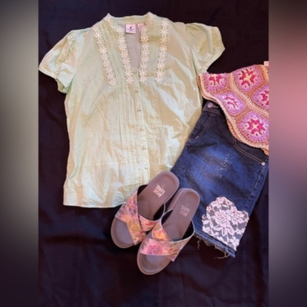 Caribbean Joe cotton button down top with cap sleeves, pin tucks & lace trim.